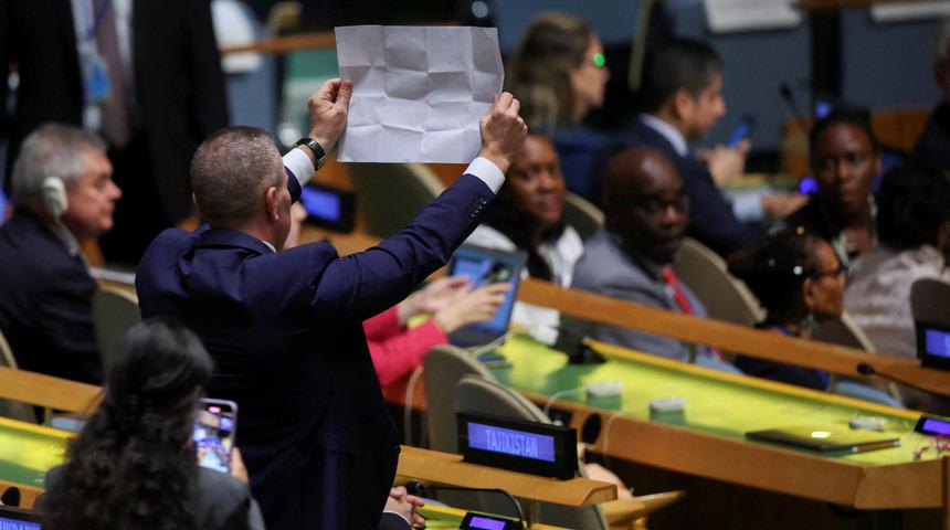 Birleşmiş Milletler Genel Kurulu'nda İran'a büyük şok! Tüm dünyanın gözü önünde bir anda ayağa kalkarak fotoğrafı açtı... Herkes şaşkına döndü