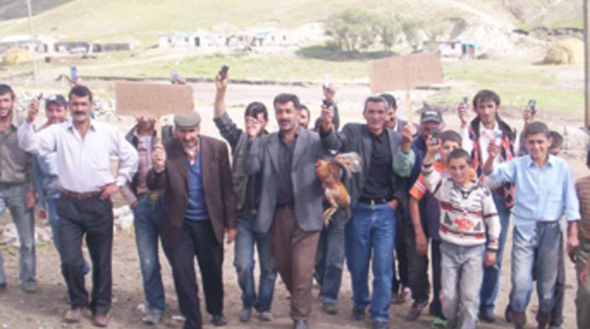 Cep telefonları &ccedil;eksin diye tavuk kestiler