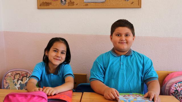 Kendi 7, dayısı 8 yaşında... Aynı sınıfta okuyorlar! Oyun oynuyorum onunla