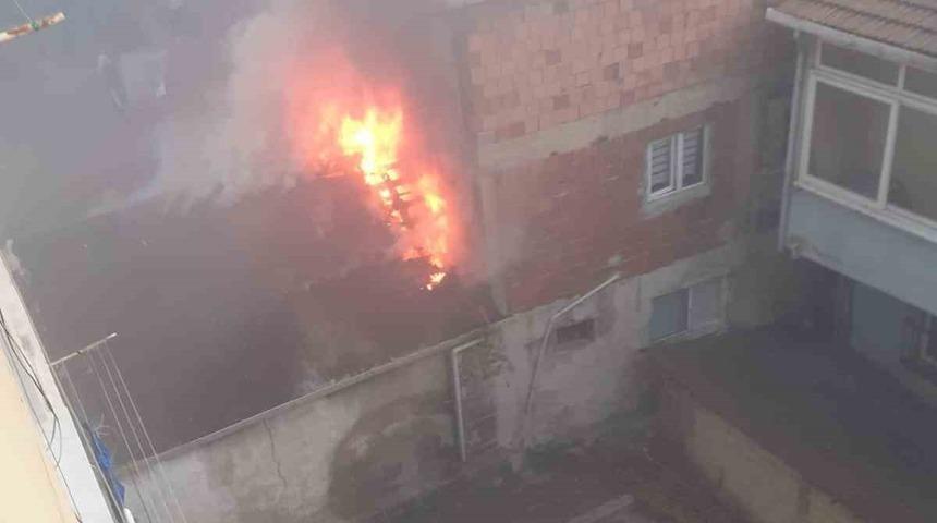 Kağıthane’de gecekondu alevlere teslim oldu