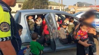 Her bir metrekareden başka çocuk çıktı! Polisler görünce şoke oldu... Arabasında 25 çocukla sehayat eden ilkokul öğretmeni durduruldu
