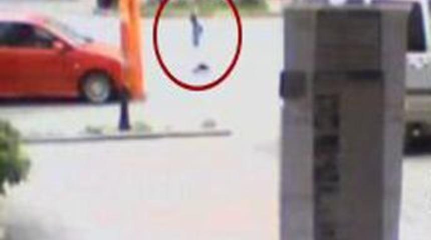 Minik kızı havaya fırlattı!