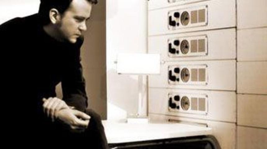 Elektro pop'un tepesinde dolaşan adam