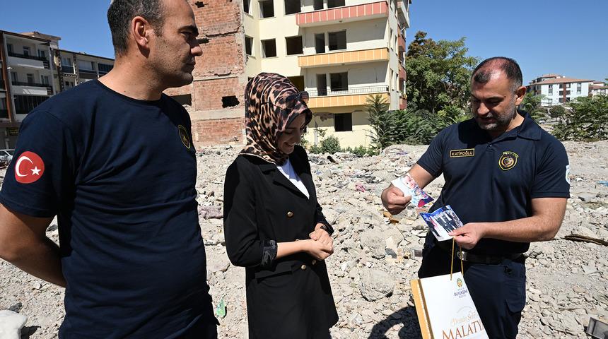 Malatya'da itfaiyeciler depremde enkazdan çıkan özel eşyaları sahibine teslim etti