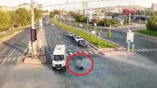 Skuterli gencin feci ölümü: Önce otomobil, sonra minibüs çarptı! O anlar kamerada