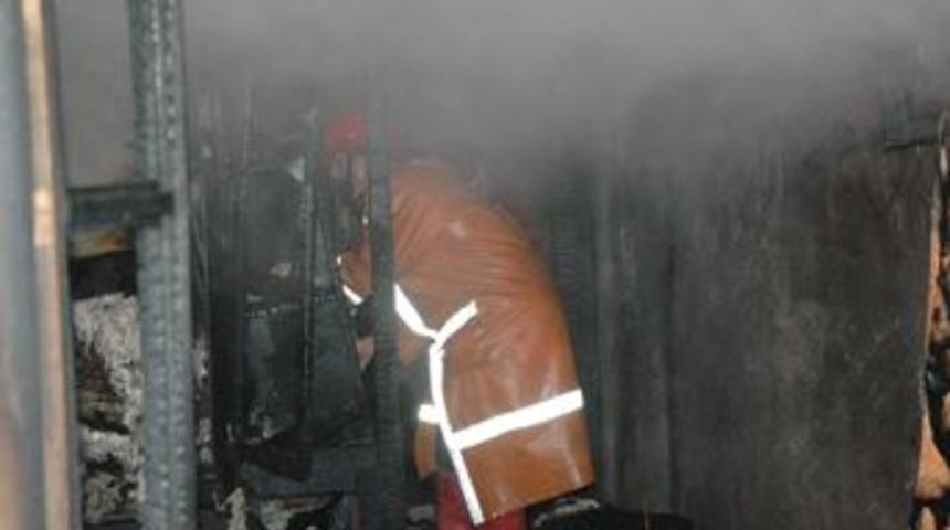 Yangında hamile kadın kurtuldu, kocası &ouml;ld&uuml;