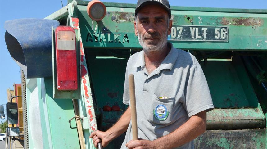 'Okumam yazmam yok ama...'  Cami tuvaletinde 7 milyon liralık çek buldu! Polise teslim etti 'Haramda gözümüz yok'