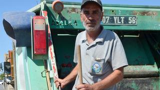 'Okumam yazmam yok ama...'  Cami tuvaletinde 7 milyon liralık çek buldu! Polise teslim etti 'Haramda gözümüz yok'