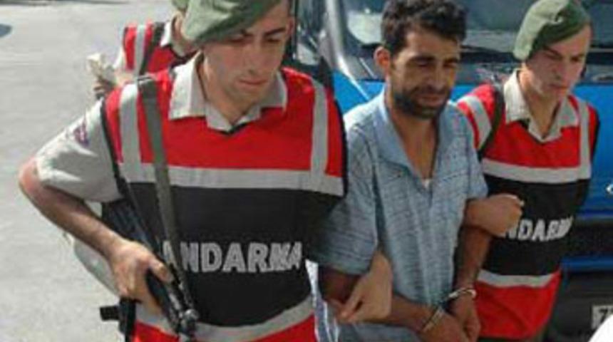 Pekmez d&ouml;k&uuml;p başını satırla kesti