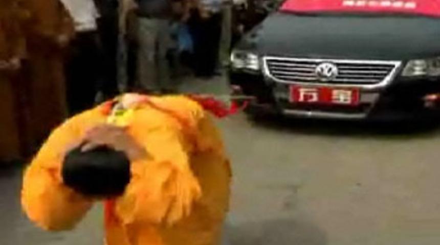 8 arabayı sa&ccedil;larıyla 20 metre &ccedil;ekti!