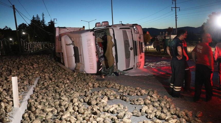 Burdur'da devrilen pancar yüklü tırın sürücüsü ağır yaralandı