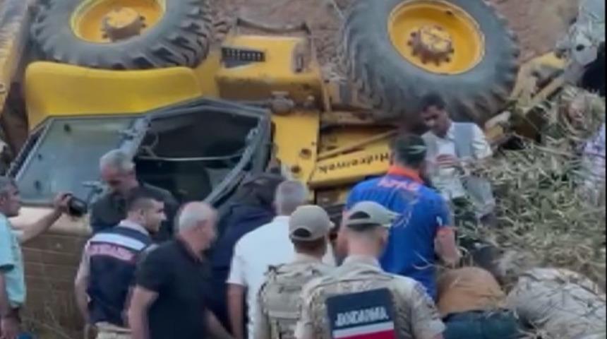 Muş'ta devrilen kepçede sıkışan operatör ekiplerce çıkarıldı