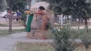 Adana'daki parkta şaşırtan görüntü! Bir anda soyundu, iç çamaşırlarıyla banyo yaptı