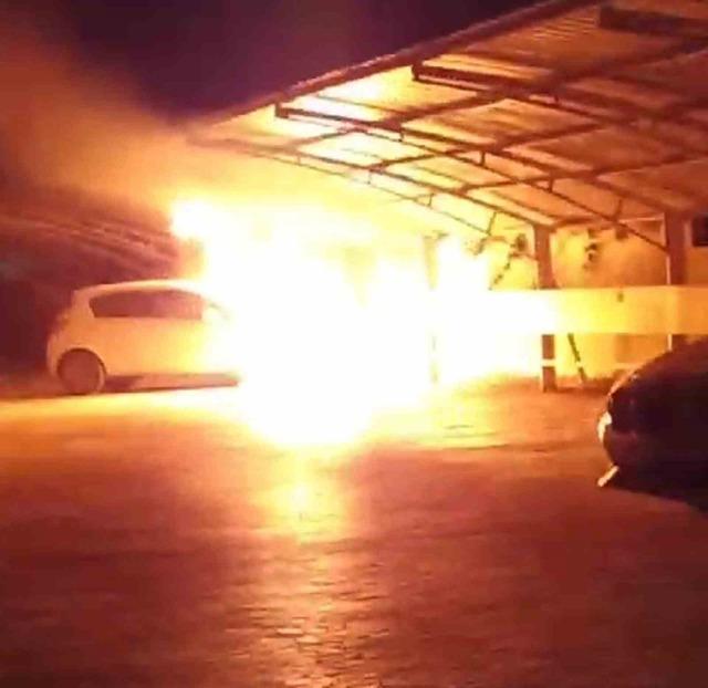 Alev alev yanan araçta meydana gelen patlama anındaki panik kamerada