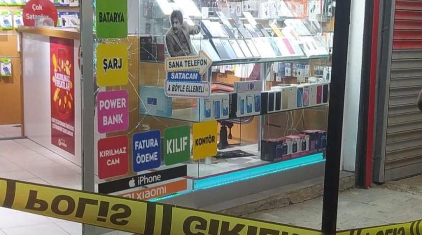 Adana'da ateş açılan iş yerinde yaşanan panik, kameraya yansıdı