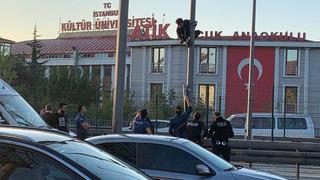 Yer: İstanbul! Aydınlatma direğine çıktı, ekipler harekete geçti