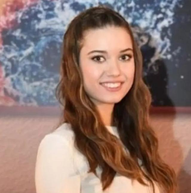 Afra Saraçoğlu estetiksiz