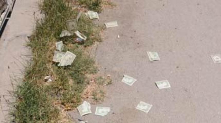 Sokak dolarla doldu!