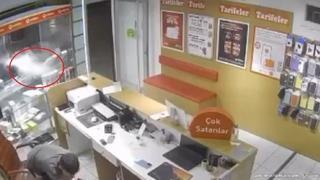 Kurşun yağdırılan iş yerindekiler, saniyelerle ölümden kurtuldu! Korku dolu anlar kamerada