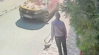 Hasarlı binanın çatısı yola ve araçların üzerine düştü! O anlar kamerada