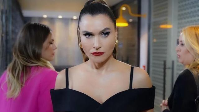 Şevval Sam galada dekoltesiyle dikkat çekti! Frikik vermemek için...