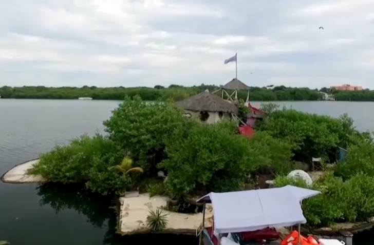 Bu adayı gören inanamıyor! 150 bin plastik şişe kullanarak kendi adasını inşa etti... Şimdi turistlerin akınına uğruyor G1