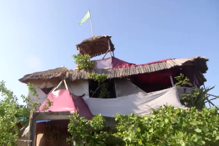 Bu adayı gören inanamıyor! 150 bin plastik şişe kullanarak kendi adasını inşa etti... Şimdi turistlerin akınına uğruyor G2