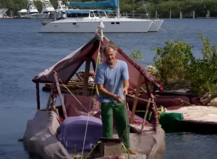 Bu adayı gören inanamıyor! 150 bin plastik şişe kullanarak kendi adasını inşa etti... Şimdi turistlerin akınına uğruyor G3