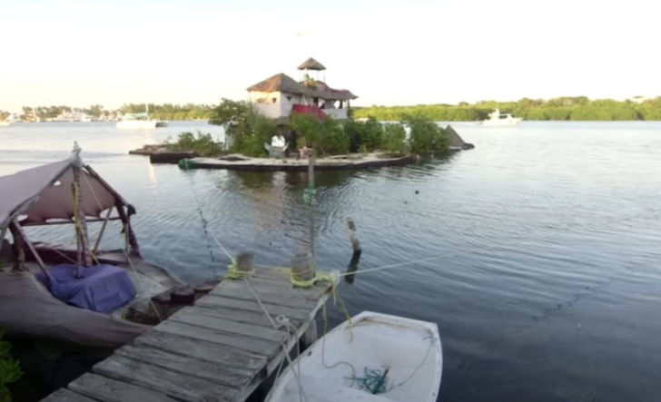 Bu adayı gören inanamıyor! 150 bin plastik şişe kullanarak kendi adasını inşa etti... Şimdi turistlerin akınına uğruyor G4