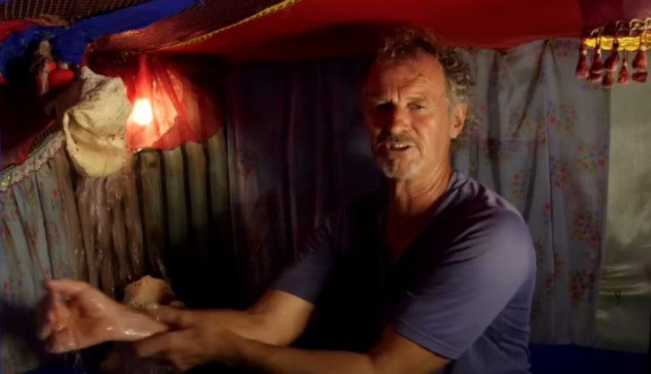 Bu adayı gören inanamıyor! 150 bin plastik şişe kullanarak kendi adasını inşa etti... Şimdi turistlerin akınına uğruyor G5