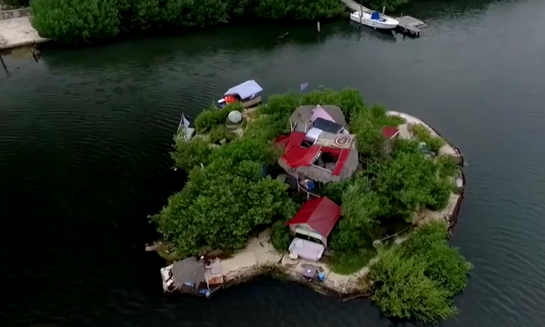 Bu adayı g&ouml;ren inanamıyor! 150 bin plastik şişe kullanarak kendi adasını inşa etti... Şimdi turistlerin akınına uğruyor