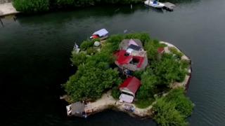 Bu adayı gören inanamıyor! 150 bin plastik şişe kullanarak kendi adasını inşa etti... Şimdi turistlerin akınına uğruyor