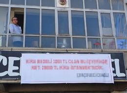 20 yıllık kiracısından yüzde 500 zam isteyince... Astığı pankart olay oldu: "Beni komşularıma rezil etti"