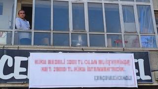 20 yıllık kiracısından yüzde 500 zam isteyince... Astığı pankart olay oldu: Beni komşularıma rezil etti