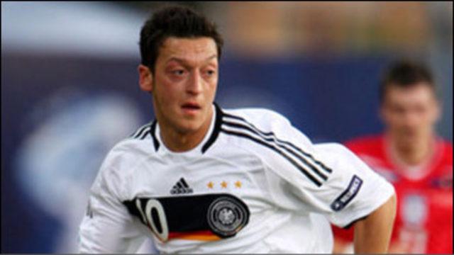 Özil: Beni Mourinho ikna etti