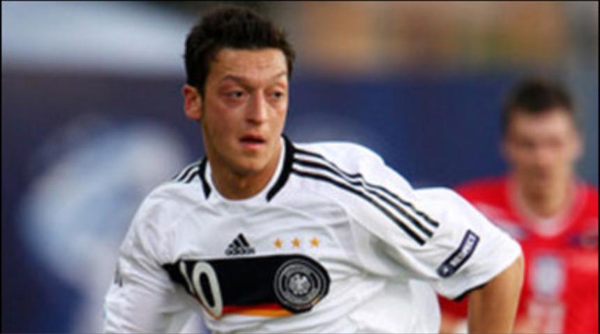 &Ouml;zil: Beni Mourinho ikna etti