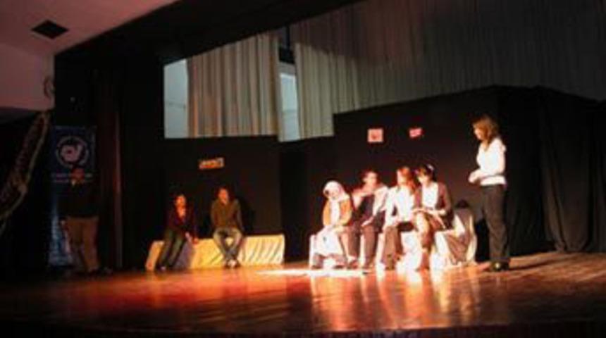 Devlet Tiyatroları'ndan K&uuml;rt&ccedil;e a&ccedil;ılım