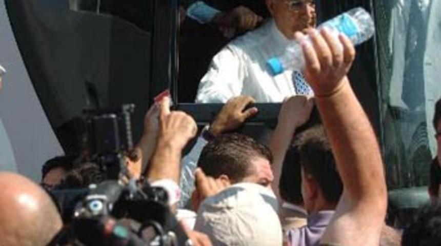 Baykal'a su şişesi fırlattılar