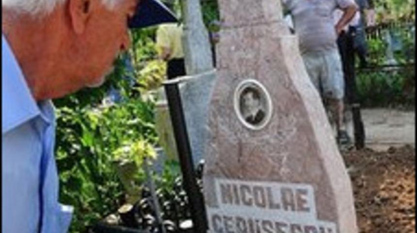 &Ccedil;avuşesku &ccedil;iftinin mezarı a&ccedil;ıldı