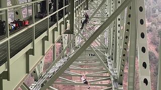 Video çekmek uğruna yaptıkları şaşkına çevirdi...