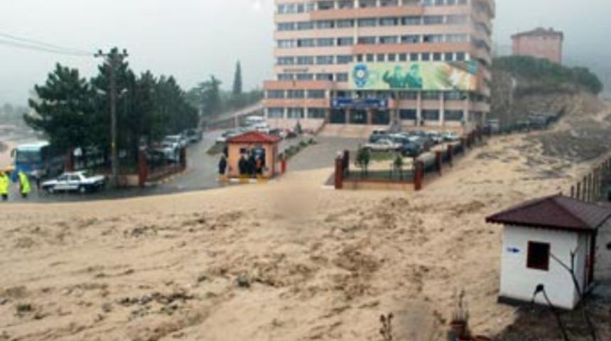 Artvin Bor&ccedil;ka'da sel ve heyelan: 5 &ouml;l&uuml;