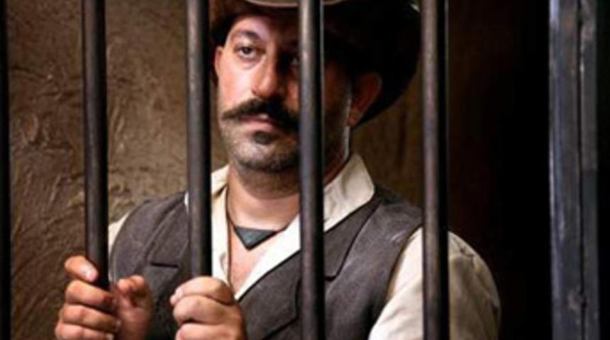 Cem'den ağlatan jest