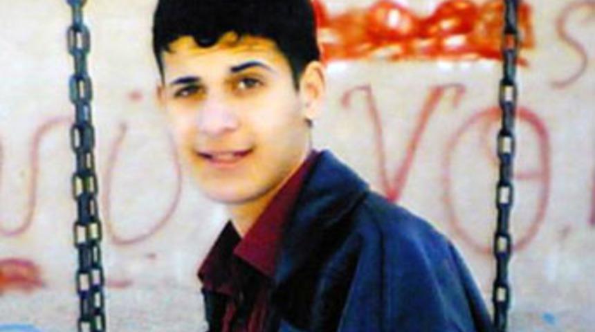 "Kıza laf atmayın" dedi, &ouml;ld&uuml;r&uuml;ld&uuml;