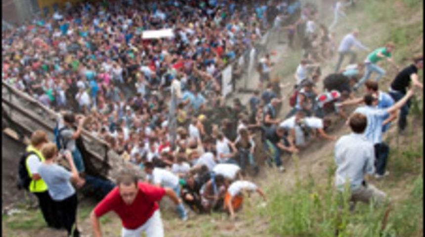 Almanya'daki izdihamda organizat&ouml;rler su&ccedil;lanıyor