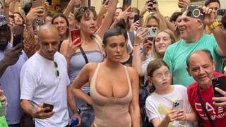 Kanye West'in eşi Bianca Censori yine sokaklarda ilginç kıyafetiyle dolaştı! Etrafını sardılar...