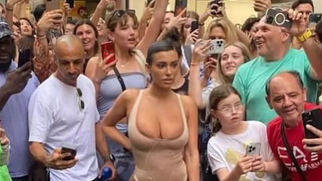Kanye West'in eşi Bianca Censori yine sokaklarda ilginç kıyafetiyle dolaştı! Etrafını sardılar...