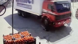 Hareket halindeki kamyona binmek isterken canından oldu! Korkunç kaza kamerada