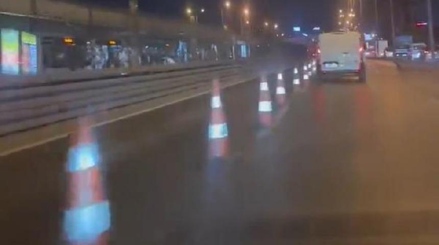 Görüntüler sosyal medyada gündem oldu! Metrobüs yolundaki dubaları deviren sürücü yakalandı