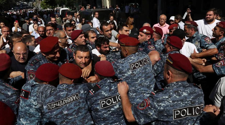 Azerbaycan'ın zaferi sonrası Ermenistan'daki gösteriler sürüyor! Muhalefet halkı parlamento binası önüne çağırdı