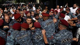 Azerbaycan'ın zaferi sonrası Ermenistan'daki gösteriler sürüyor! Muhalefet halkı parlamento binası önüne çağırdı